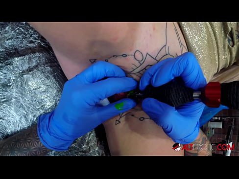 ❤️ Extremamente tatuada, a brasa Sully Savage fez uma tatuagem em seu clítoris ☑ Sexo superior em porno pt-br.kutjeporno.ru